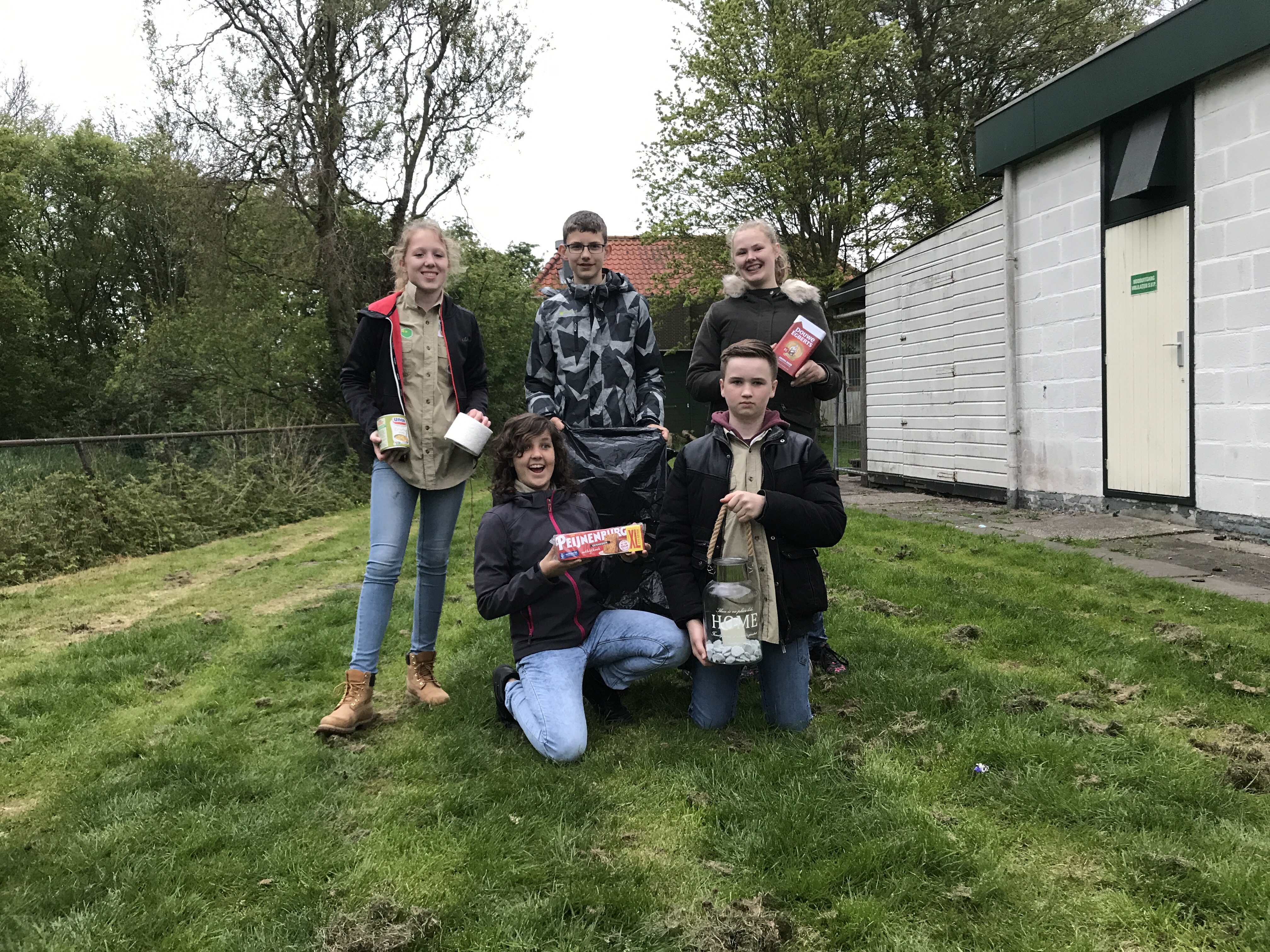 Ontbijtkoek, kaarsen, koffieblikken...