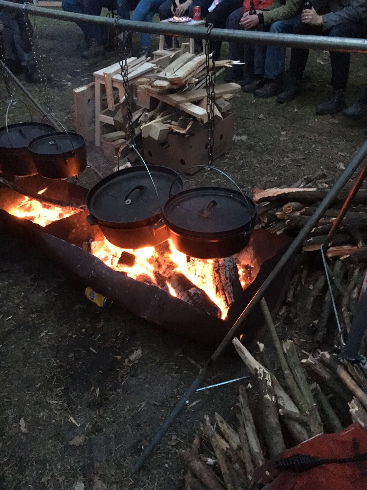 In gietijzeren pannen koken boven houtvuur. In gietijzeren pannen koken boven houtvuur.