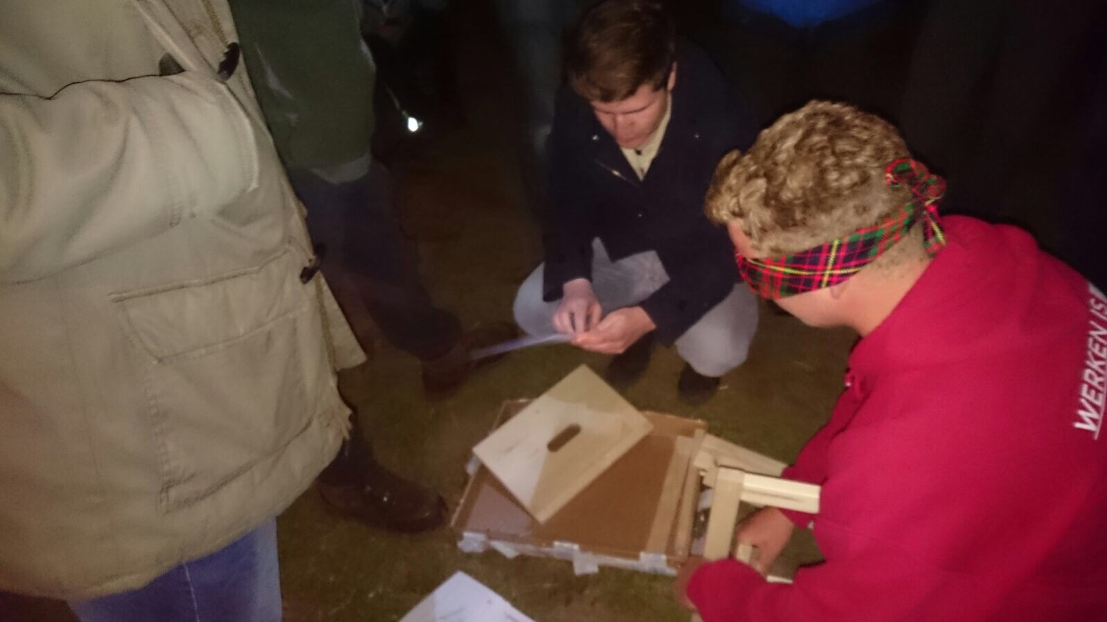 Een IKEA krukje in elkaar zetten voor de volgende aanwijzing. Een IKEA krukje in elkaar zetten voor de volgende aanwijzing.